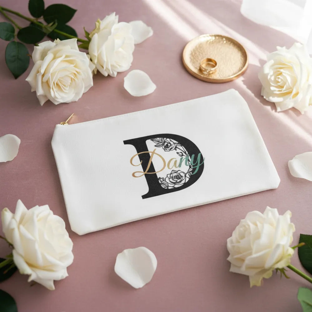 Trousse toile blanche personnalisée avec lettre florale D arc-en-ciel, posée sur velours rose poudré avec roses blanches - Les Créations des A