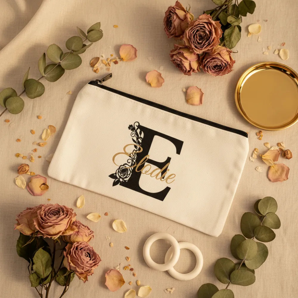 Trousse personnalisée lettre florale E en script doré sur lin crème, entourée de roses séchées et feuilles d'eucalyptus - Les Créations des A