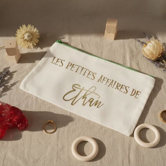 Trousse personnalisée "Les petites affaires de Ethan" en toile beige avec fermeture éclair verte - Les Créations des A