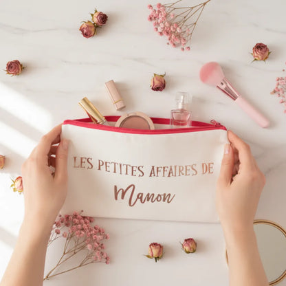 Trousse personnalisée "Les petites affaires de Manon" tenue en main, fermeture rose - Les Créations des A