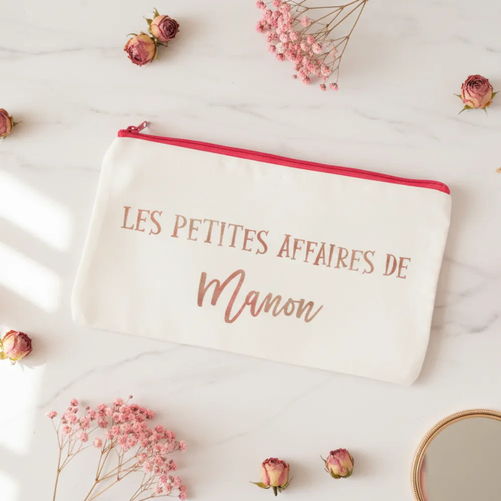 Trousse toile blanche personnalisée avec prénom Manon, fermeture rose, fond rose poudré - Les Créations des A