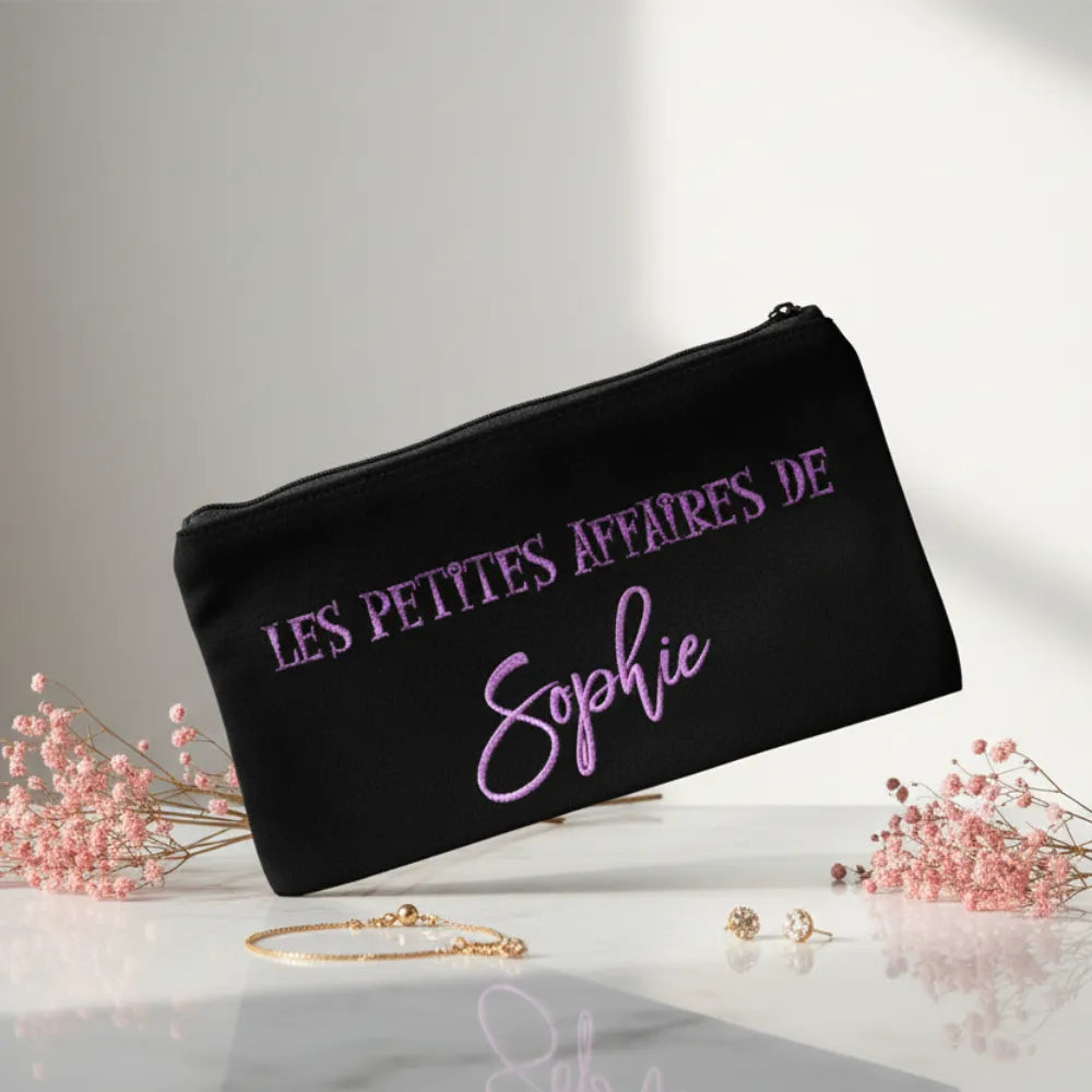 Trousse personnalisée "Les petites affaires de Sofia" en toile noire avec texte violet pailleté - Les Créations des A