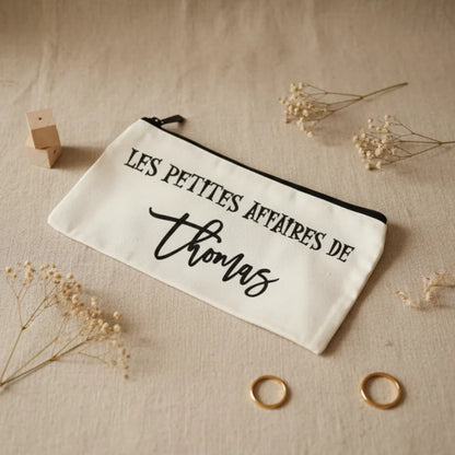 Trousse cadeau personnalisée "Les petites affaires de Thomas" sur marbre blanc avec bagues dorées - Les Créations des A