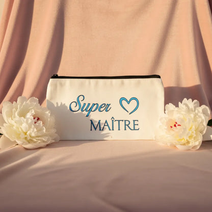 Trousse blanche "Super Maître" avec cœur bleu, posée sur velours rose avec pivoines blanches – Cadeau instituteur fin d'année – Les Créations des A