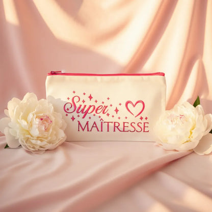 Trousse blanche "Super Maîtresse" avec cœur rose, sur velours rose avec pivoines blanches – Cadeau enseignante fin d'année – Les Créations des A